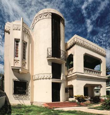 Дизайн фасада дома бежевого цвета в ардеко стиле