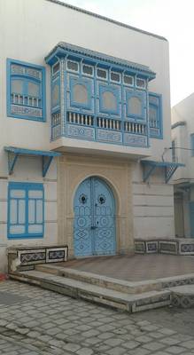 Отделка фасада дома голубого цвета в восточном стиле