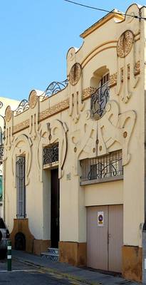 Фото фасада бежевого цвета в ардеко стиле