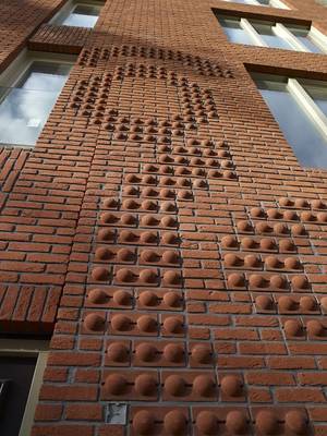 Отделка фасада керамического дома коричневого цвета
