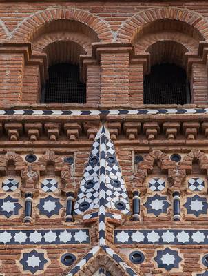 Фото фасада коричневого цвета в псевдорусском стиле