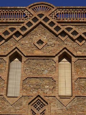 Пример красивой отделки фасада дома коричневого цвета в готическом стиле