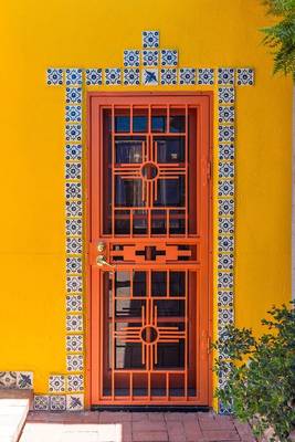 Пример отделки фасада оранжевого цвета в ардеко стиле