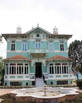 Дизайн фасада частного дома бирюзового цвета в викторианском стиле