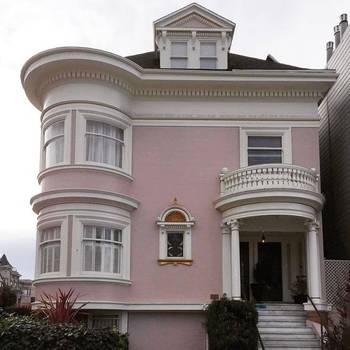Розовый дом  в викторианском стиле.