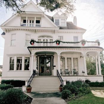 Пример отделки загородного дома белого цвета в викторианском стиле