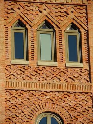 Облицовка фасада с интересными окнами