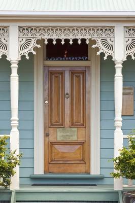 Пример красивого фасада с красивой дверью