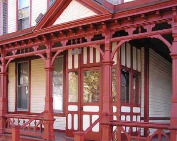 Фото фасада красного цвета в викторианском стиле