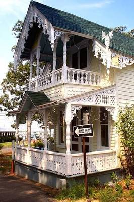 Вариант загородного дома белого цвета в деревенском стиле