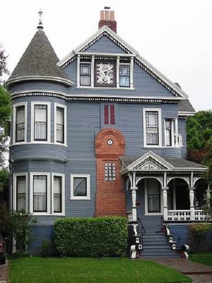 Внешняя отделка дома синего цвета в викторианском стиле