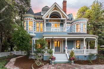 Дом голубого цвета в викторианском стиле