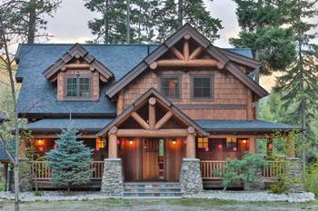 Красивый дом коричневого цвета в тюдора стиле