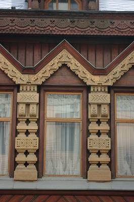 Красивый фасад коричневого цвета в деревенском стиле