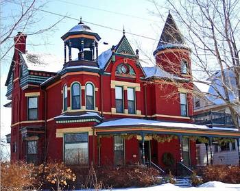 Дизайн фасада дома красного цвета в викторианском стиле