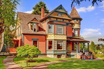 Дизайн дома пестрого цвета в викторианском стиле