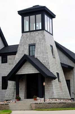 Красивый серый дом в авторского стиле