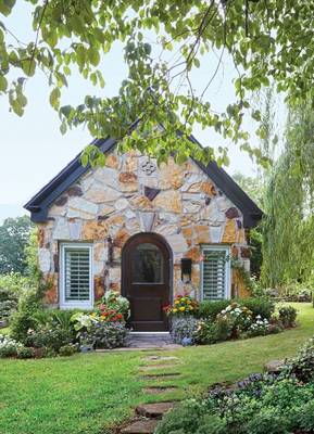 Пример красивой отделки фасада дома пестрого цвета в авторского стиле