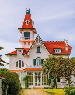 Дизайн фасада дома белого цвета в викторианском стиле