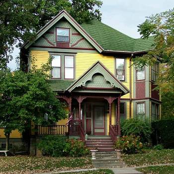 Красивый пестрый дом в викторианском стиле