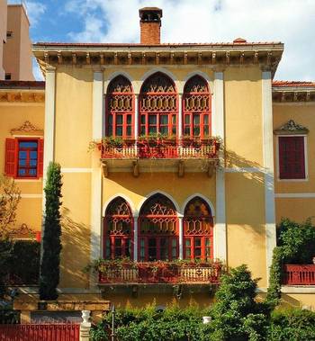 Украшение фасада оранжевого цвета в эклектичном стиле