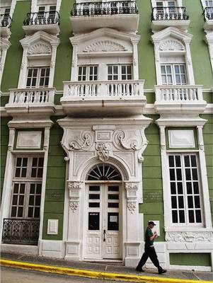 Вариант фасада зеленого цвета в эклектичном стиле