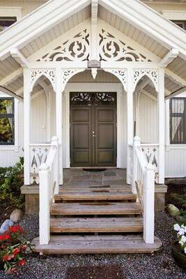 Украшение дома с красивым входом