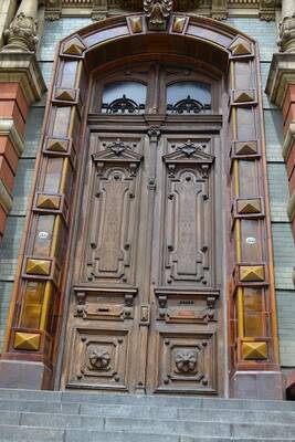 Пример красивого фасада коричневого цвета в готическом стиле