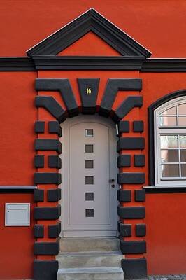 Пример отделки частного дома с красивым входом