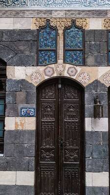 Дизайн фасада с красивой дверью