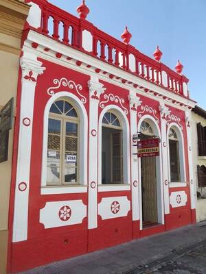 Фасад красного цвета в ампир стиле