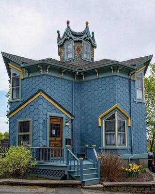 Фото дома синего цвета в авторского стиле