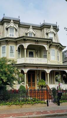 Викторианский дом бежевого цвета
