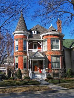 Дом красного цвета в викторианском стиле