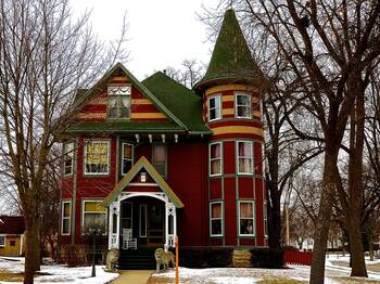 Вариант дома красного цвета в викторианском стиле