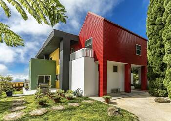 Дизайн фасада дома красного цвета в современном стиле