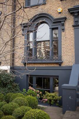 Облицовка фасада серого цвета в английском стиле