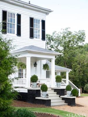Фотография частного дома белого цвета в кантри стиле