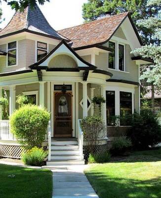 Красивый дом серого цвета в классическом стиле