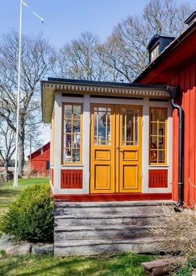 Красивый дом пестрого цвета в деревенском стиле