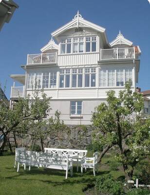 Фото красивого дома белого цвета в деревенском стиле