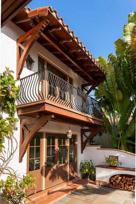 Дизайн дома с красивым балконом