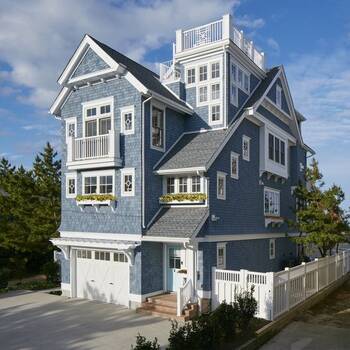 Красивый дом голубого цвета в авторского стиле