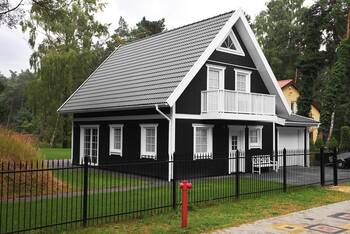 Фото дома черного цвета