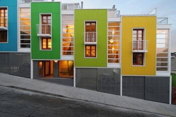 Фото дома пестрого цвета в современном стиле