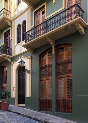 Дизайн фасада дома в классическом стиле с красивым входом