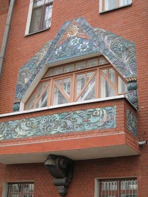 Пример облицовки фасада с красивым балконом