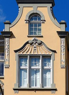 Пример красивого фасада с фронтоном