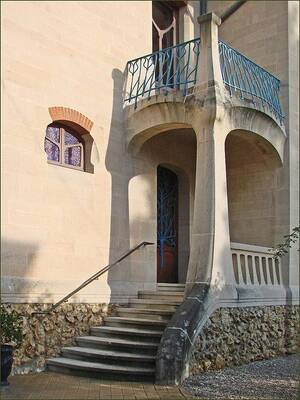 Пример отделки частного дома с красивым балконом