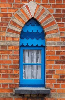 Фото красивого дома синего цвета в авторского стиле